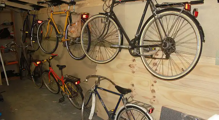 Dejligt sommerhus midt i skoven, tæt på vandet