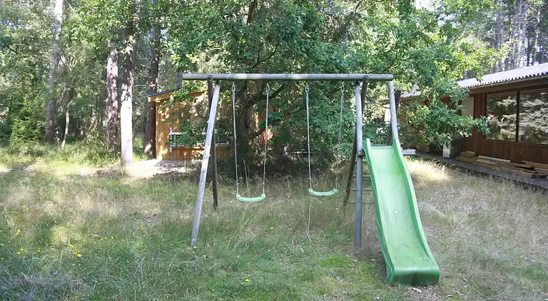 Dejligt sommerhus midt i skoven, tæt på vandet