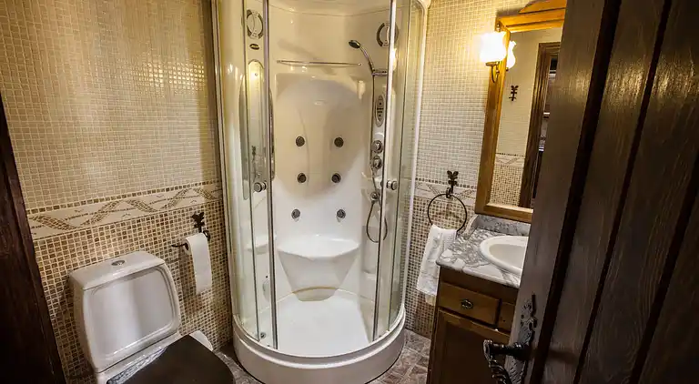 Landsted for 2 personer med hydromassasjehytte og badstue