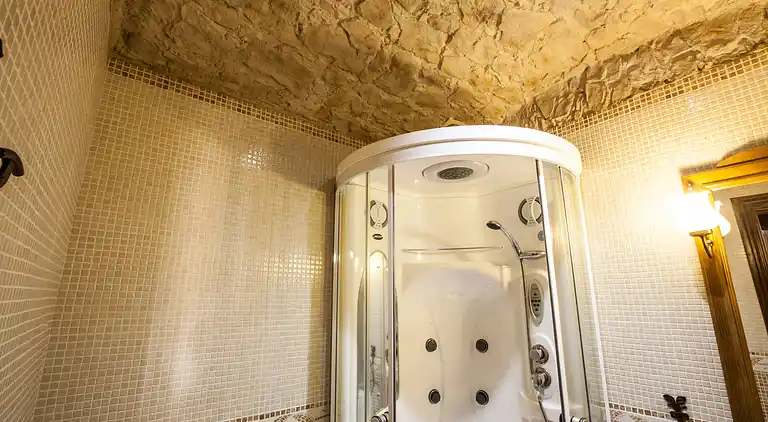 Landsted for 2 personer med hydromassasjehytte og badstue