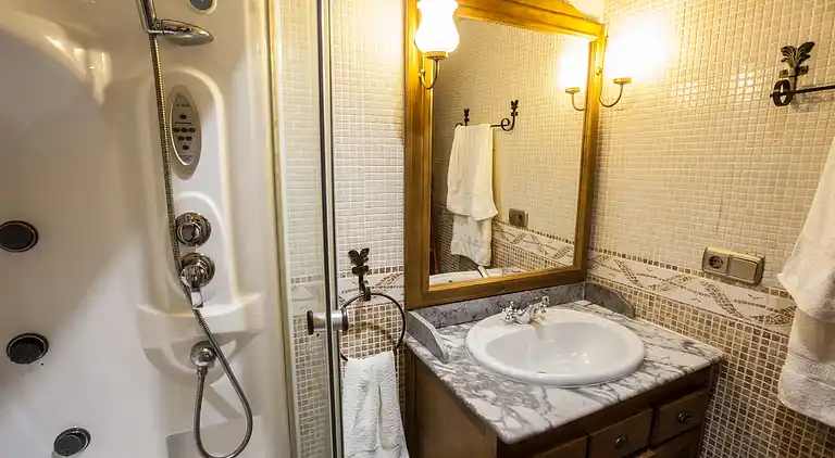 Landsted for 2 personer med hydromassasjehytte og badstue