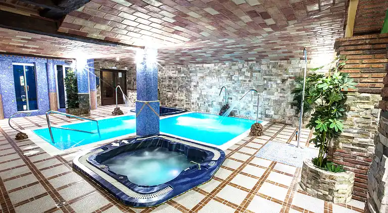 Landsted for 2 personer med hydromassasjehytte og badstue