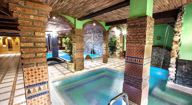 Landsted for 2 personer med hydromassasjehytte og badstue