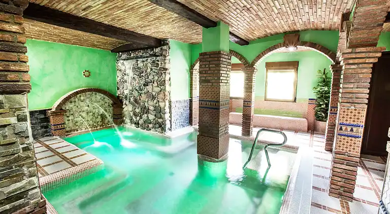 Landsted for 2 personer med hydromassasjehytte og badstue