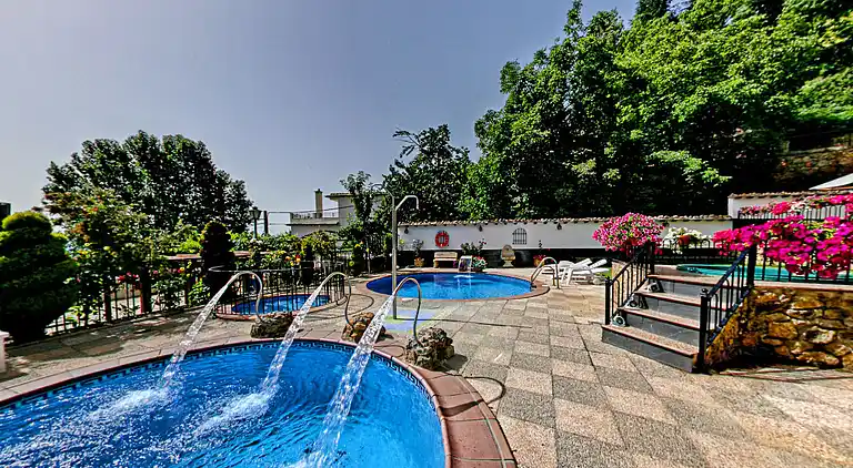 Landsted for 2 personer med hydromassasjehytte og badstue