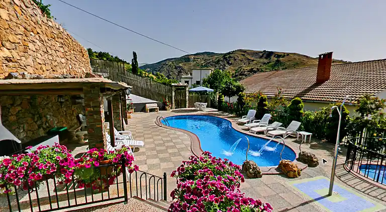 Landsted for 2 personer med hydromassasjehytte og badstue