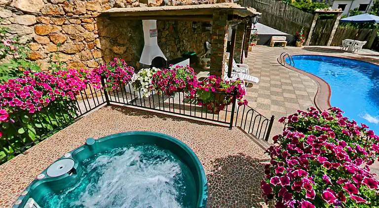 Landsted for 2 personer med hydromassasjehytte og badstue