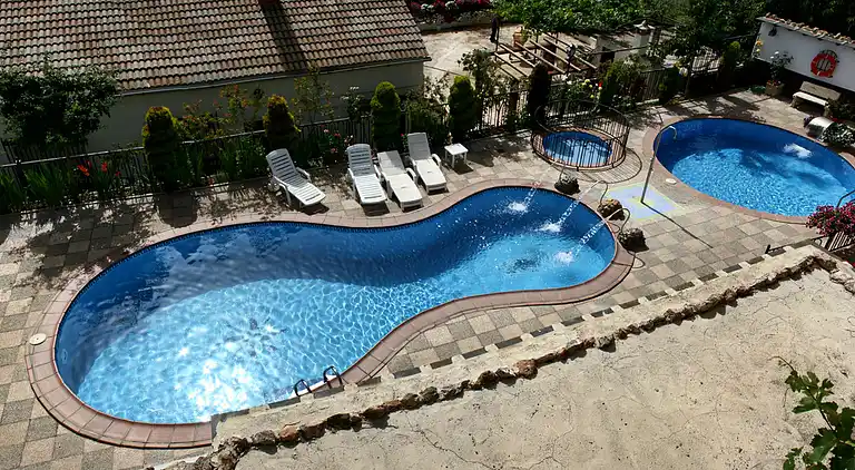 Landsted for 2 personer med hydromassasjehytte og badstue