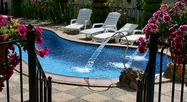 Landsted for 2 personer med hydromassasjehytte og badstue