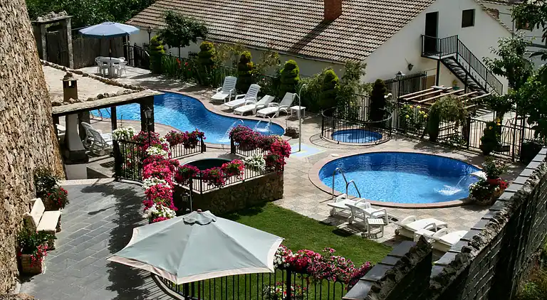 Landsted for 2 personer med hydromassasjehytte og badstue