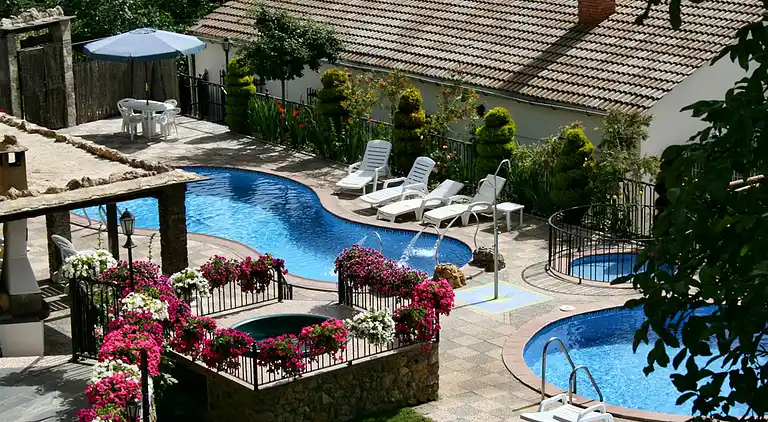 Landsted for 2 personer med hydromassasjehytte og badstue