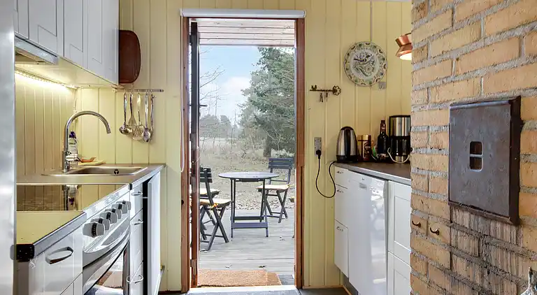 Dejligt sommerhus midt i skoven, tæt på vandet