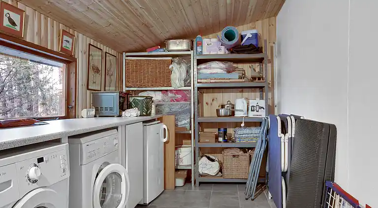 Dejligt sommerhus midt i skoven, tæt på vandet