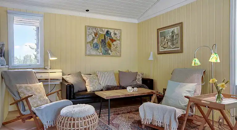 Dejligt sommerhus midt i skoven, tæt på vandet