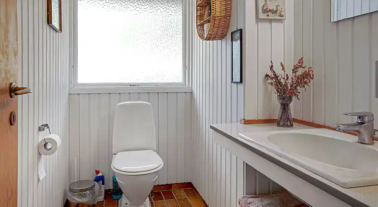 Dejligt sommerhus midt i skoven, tæt på vandet