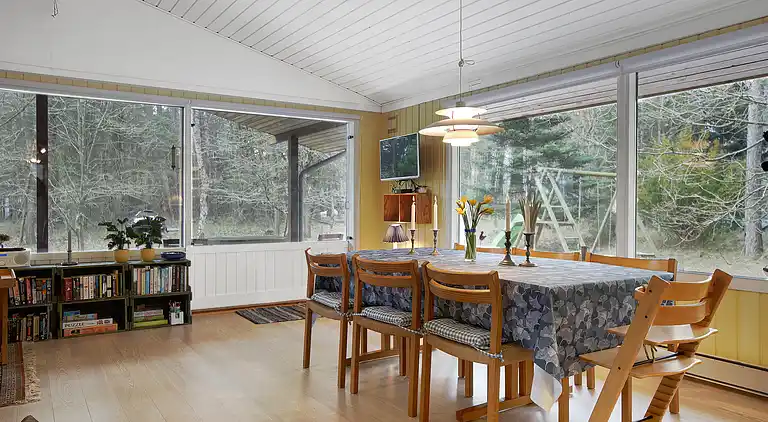 Dejligt sommerhus midt i skoven, tæt på vandet