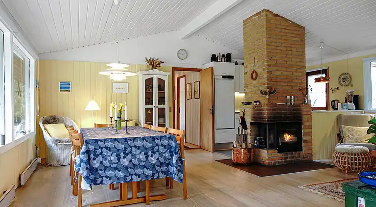 Dejligt sommerhus midt i skoven, tæt på vandet