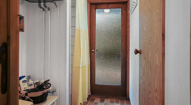 Dejligt sommerhus midt i skoven, tæt på vandet