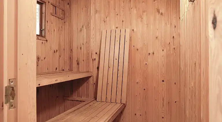 Dejligt sommerhus midt i skoven, tæt på vandet