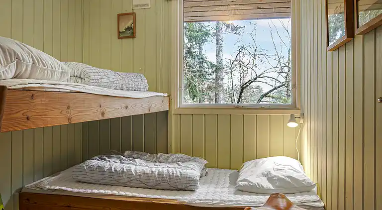 Dejligt sommerhus midt i skoven, tæt på vandet