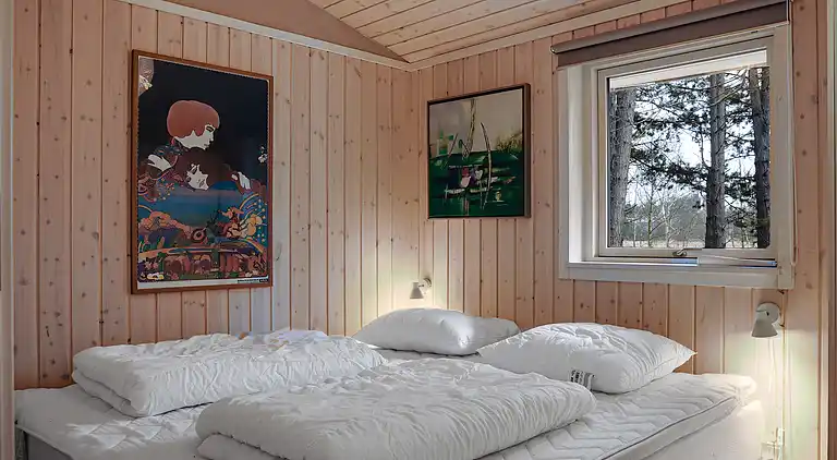 Dejligt sommerhus midt i skoven, tæt på vandet