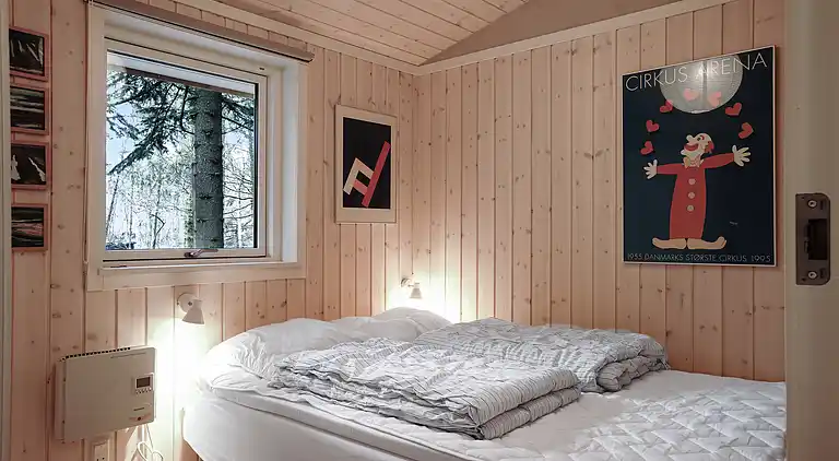 Dejligt sommerhus midt i skoven, tæt på vandet