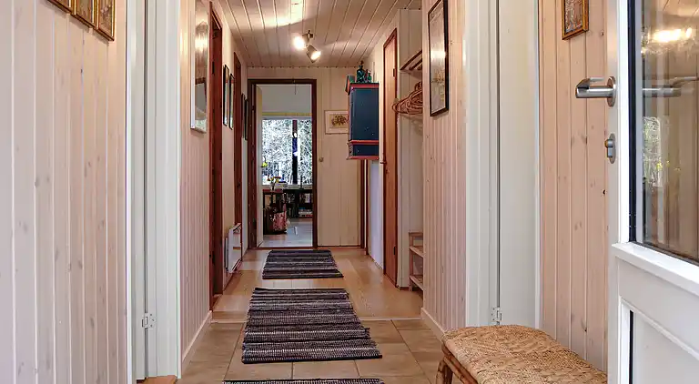 Dejligt sommerhus midt i skoven, tæt på vandet