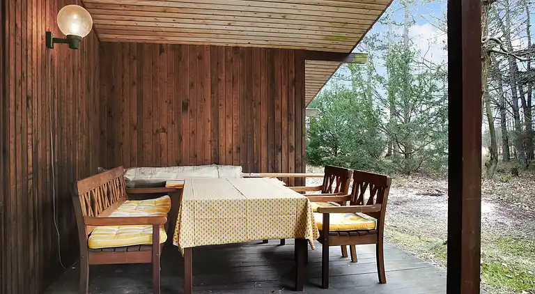 Dejligt sommerhus midt i skoven, tæt på vandet