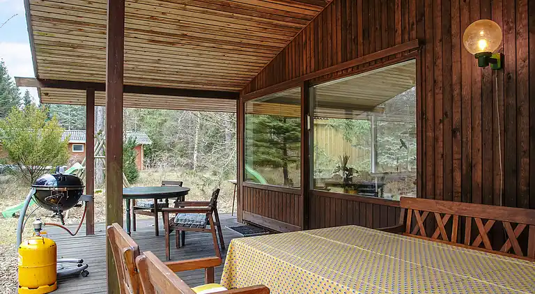 Dejligt sommerhus midt i skoven, tæt på vandet