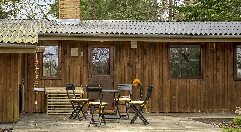 Dejligt sommerhus midt i skoven, tæt på vandet