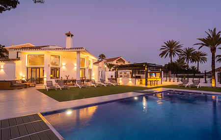 Villa i Las Chapas strand med privat  opvarmet pool