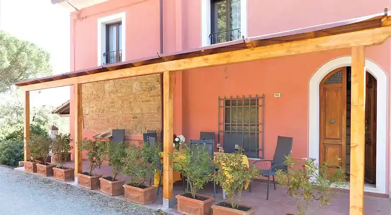 Apartments with swimming pool and good wine 