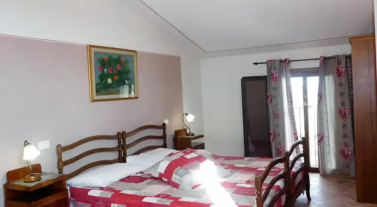 Apartments with swimming pool and good wine 