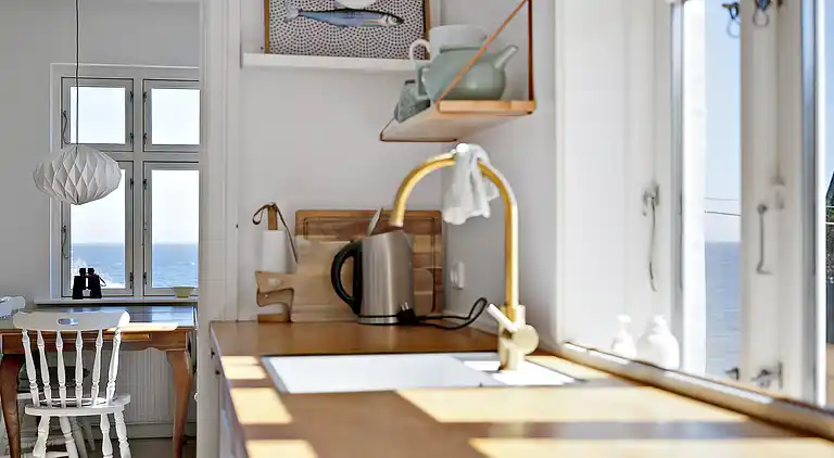 Unikt beliggende sommerhus i første række. 