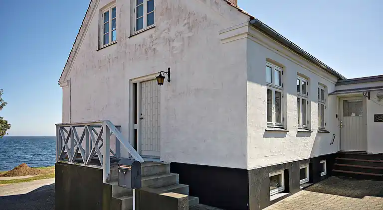 Unikt beliggende sommerhus i første række. 