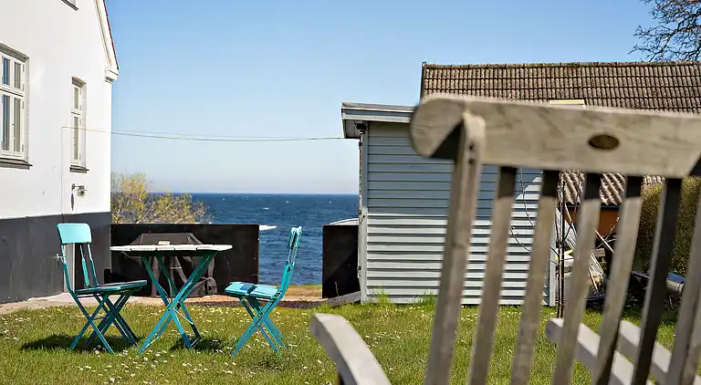 Unikt beliggende sommerhus i første række. 
