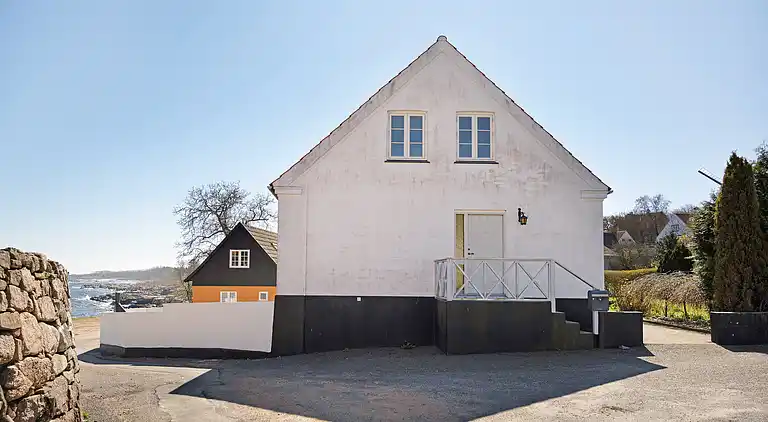 Unikt beliggende sommerhus i første række. 