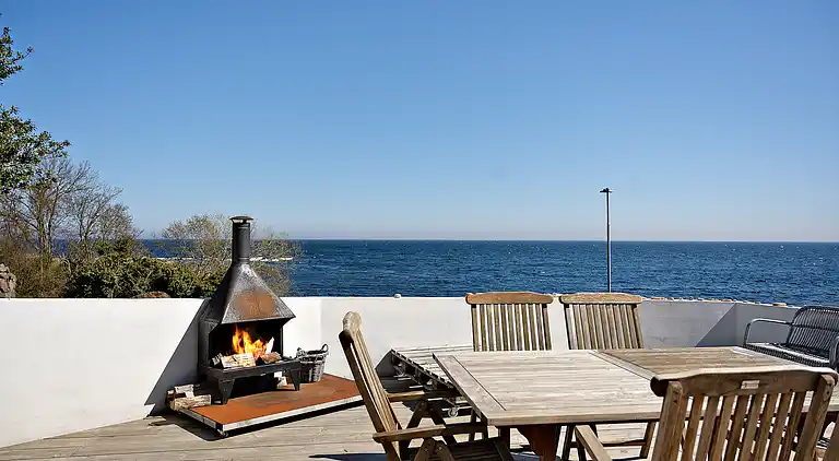 Unikt beliggende sommerhus i første række. 