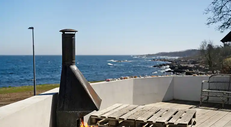 Unikt beliggende sommerhus i første række. 