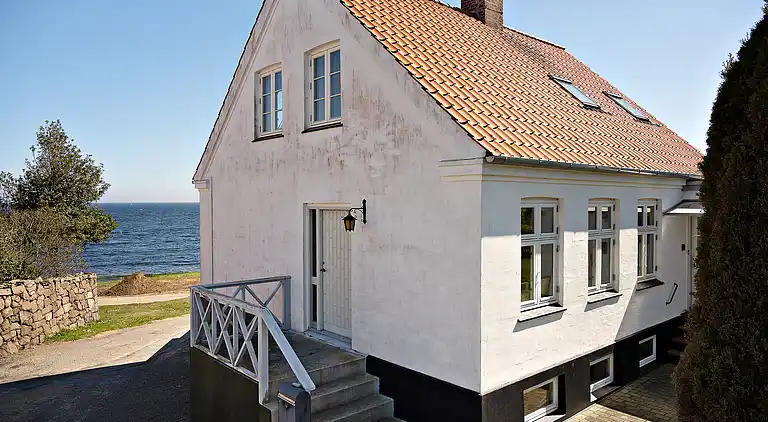 Unikt beliggende sommerhus i første række. 