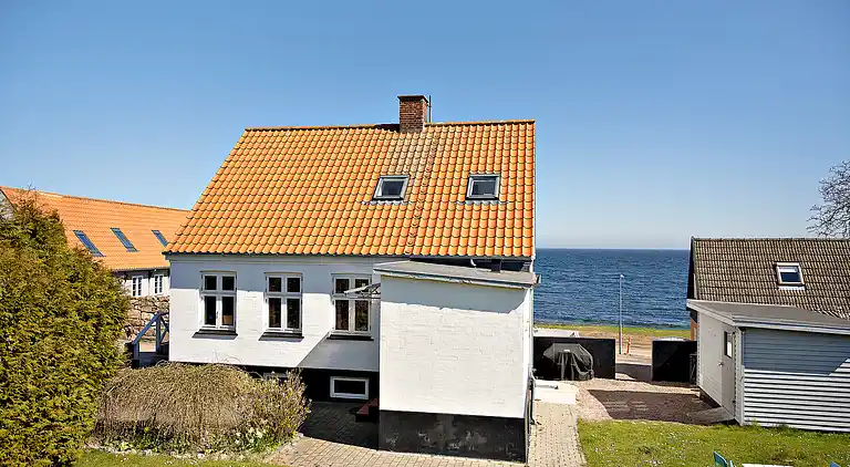 Unikt beliggende sommerhus i første række. 