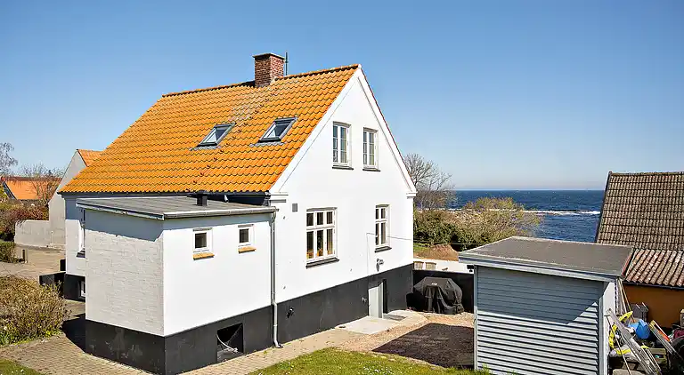 Unikt beliggende sommerhus i første række. 