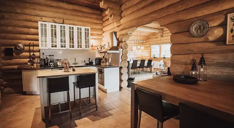 Lækkert bjælkehus nær strand og skov