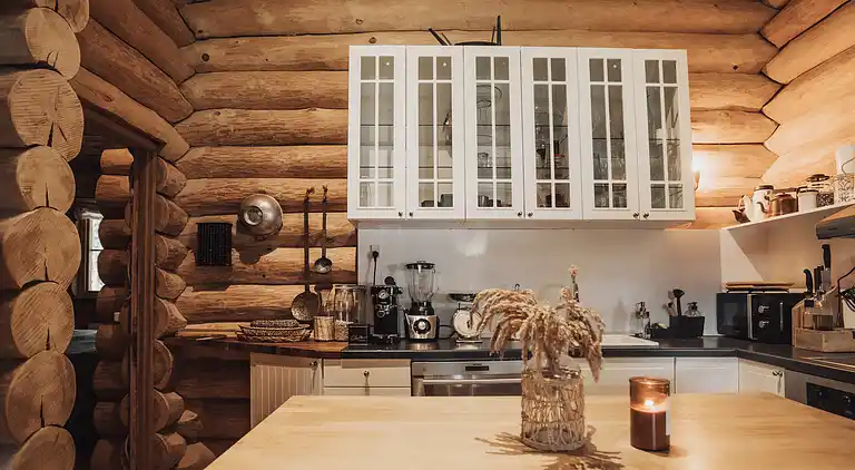 Lækkert bjælkehus nær strand og skov