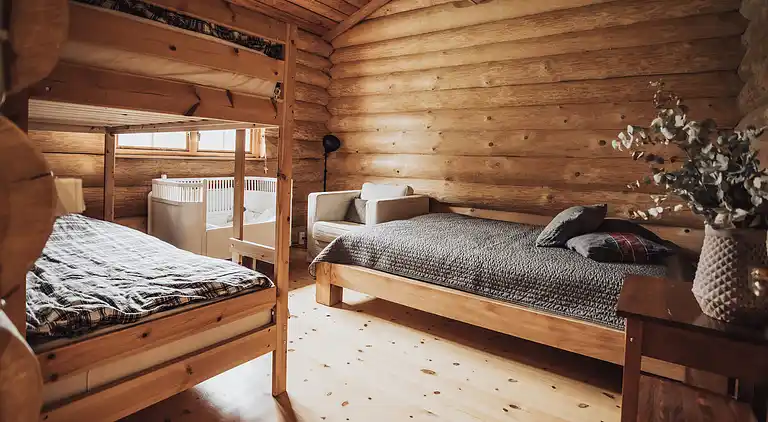 Lækkert bjælkehus nær strand og skov