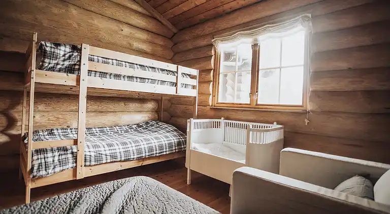 Lækkert bjælkehus nær strand og skov