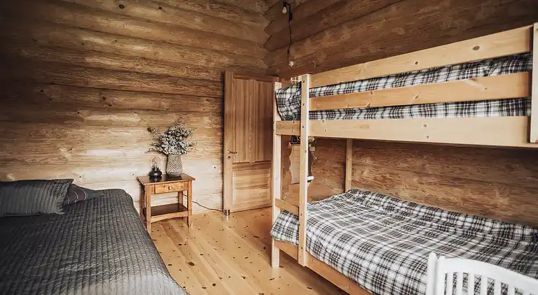 Lækkert bjælkehus nær strand og skov