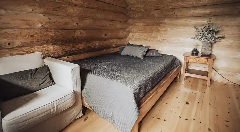 Lækkert bjælkehus nær strand og skov