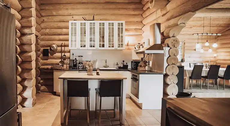 Lækkert bjælkehus nær strand og skov