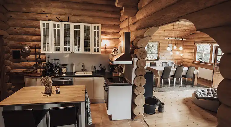 Lækkert bjælkehus nær strand og skov